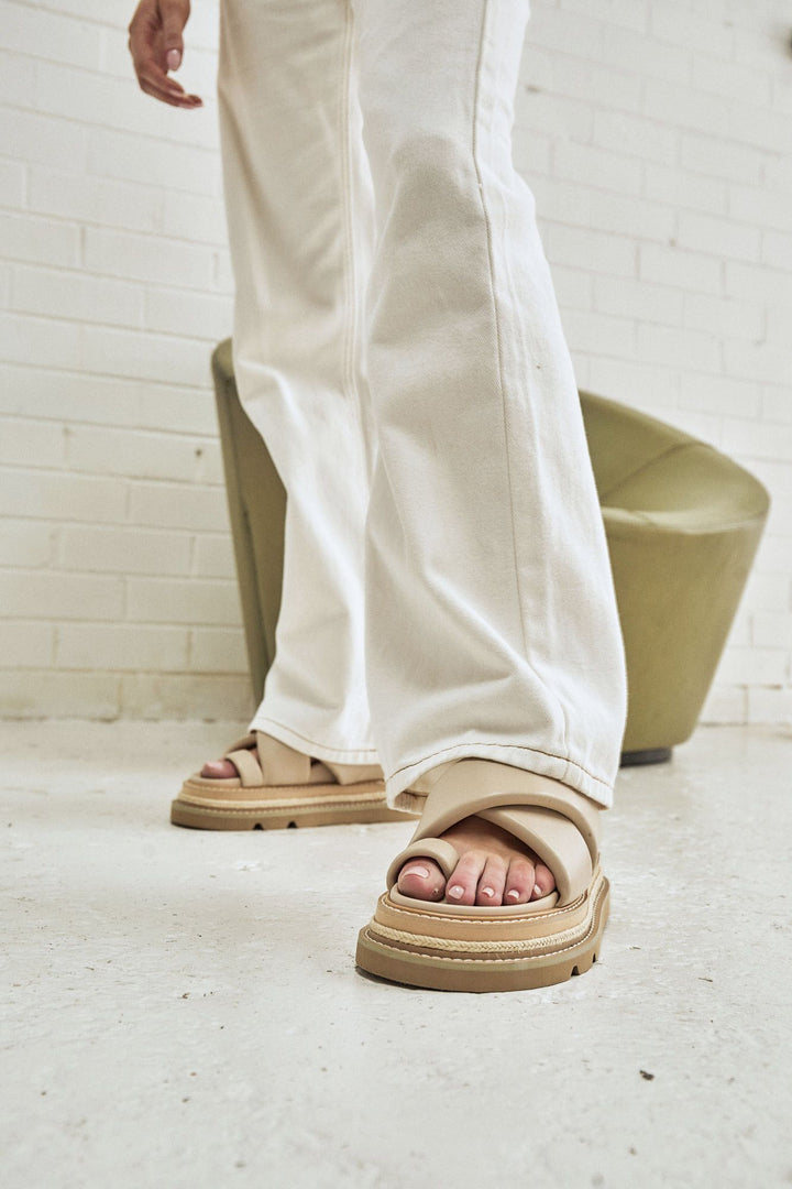 ALIAS MAE Womens Venga Cream Leather Slides, WOMENS SHOES, ALIAS MAE, Elwood 101