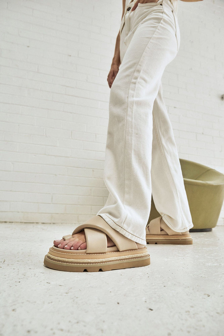 ALIAS MAE Womens Venga Cream Leather Slides, WOMENS SHOES, ALIAS MAE, Elwood 101