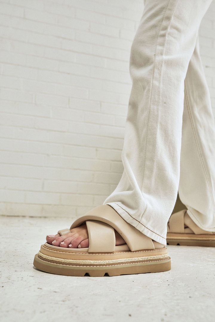 ALIAS MAE Womens Venga Cream Leather Slides, WOMENS SHOES, ALIAS MAE, Elwood 101