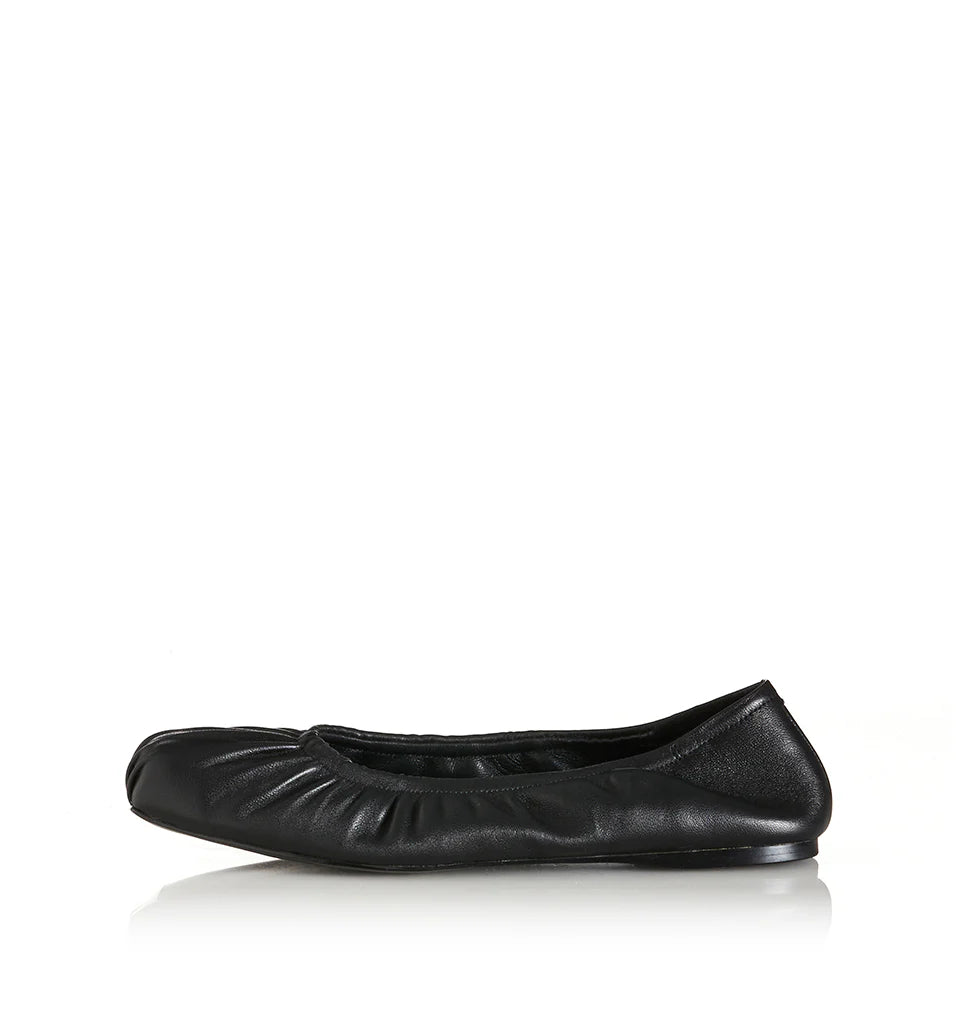 ALIAS MAE Womens Bridey Ballet Flats in Black Leather