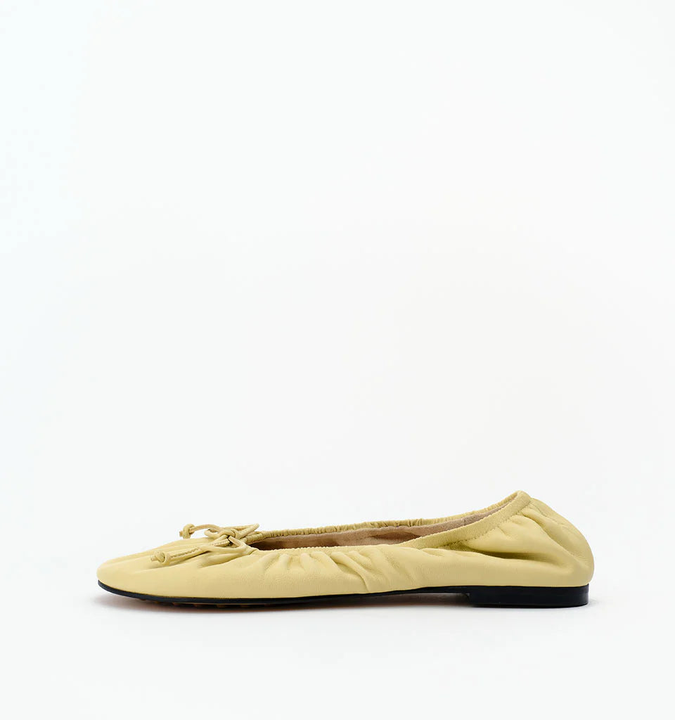ALIAS MAE Womens Fyfe Leather Ballet Flats in Butter Leather