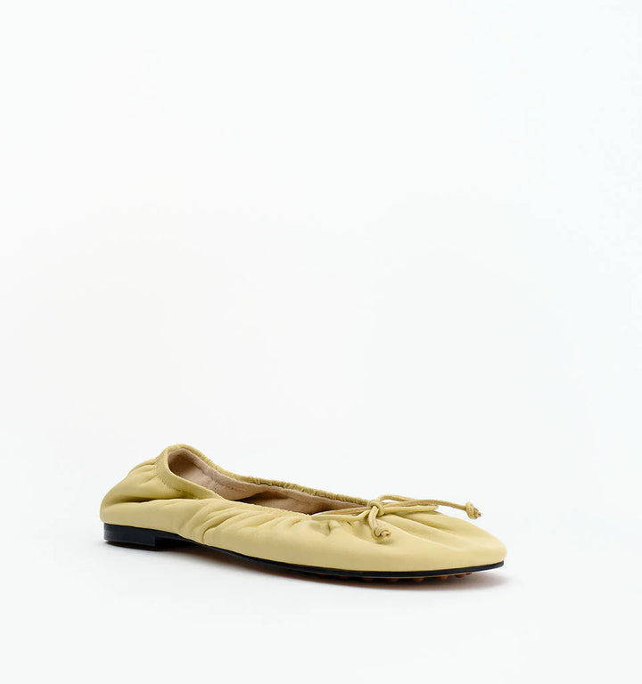 ALIAS MAE Womens Fyfe Leather Ballet Flats in Butter Leather