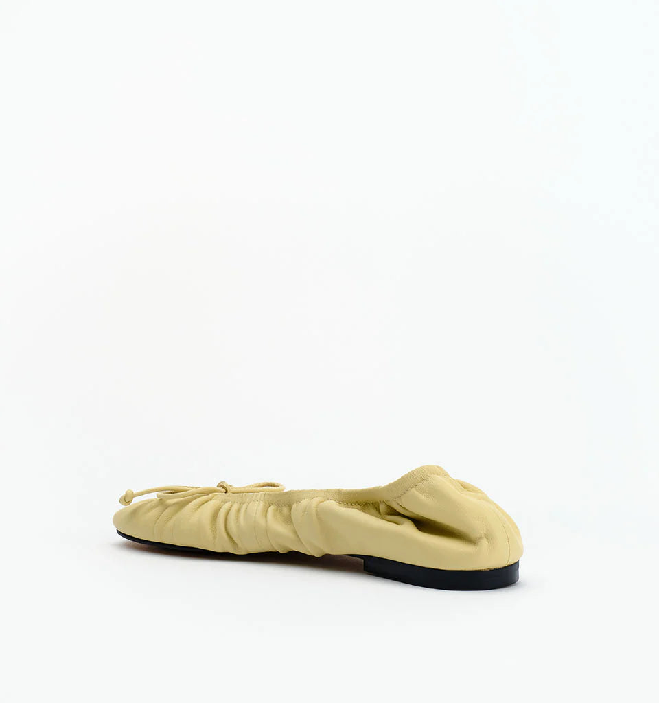 ALIAS MAE Womens Fyfe Leather Ballet Flats in Butter Leather