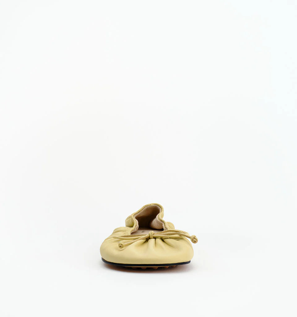 ALIAS MAE Womens Fyfe Leather Ballet Flats in Butter Leather