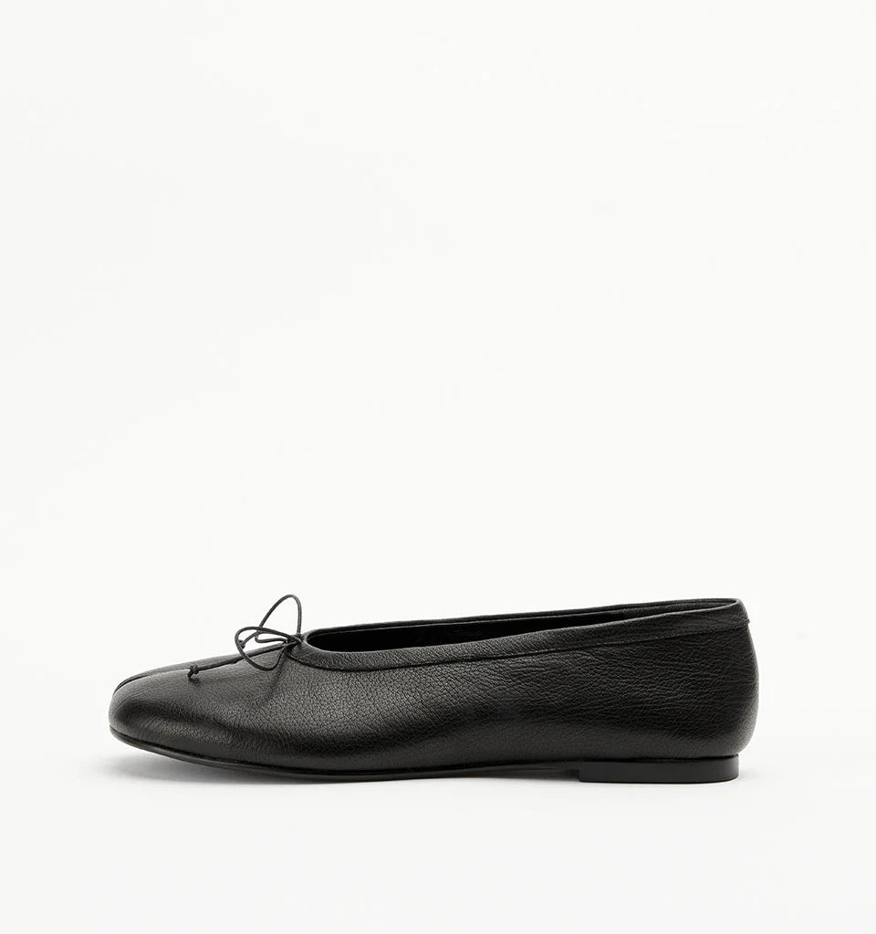 ALIAS MAE Womens Lana Leather Ballet Flat Shoes in Black Tumble