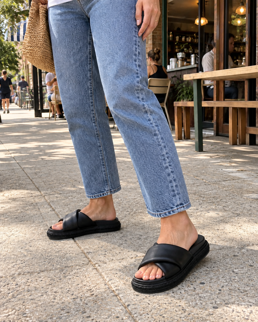 ALIAS MAE Womens Petra Leather Sandals in Black