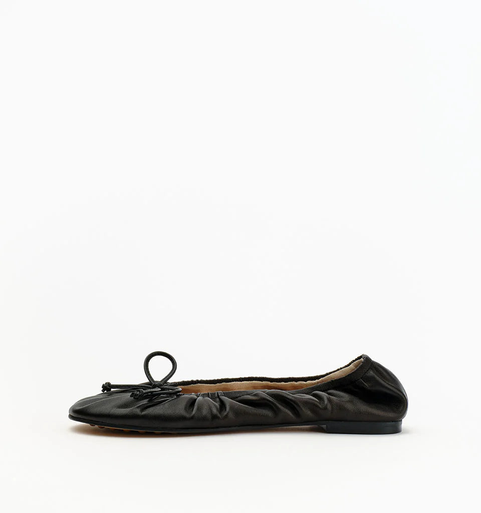ALIAS MAE Womens Fyfe Leather Ballet Flats in Black