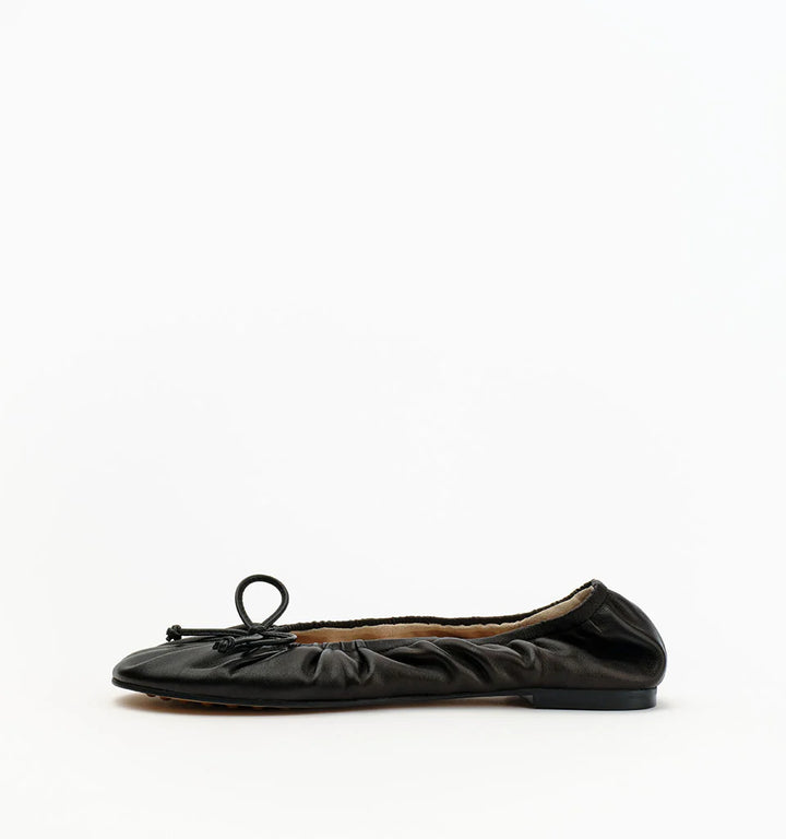 ALIAS MAE Womens Fyfe Leather Ballet Flats in Black