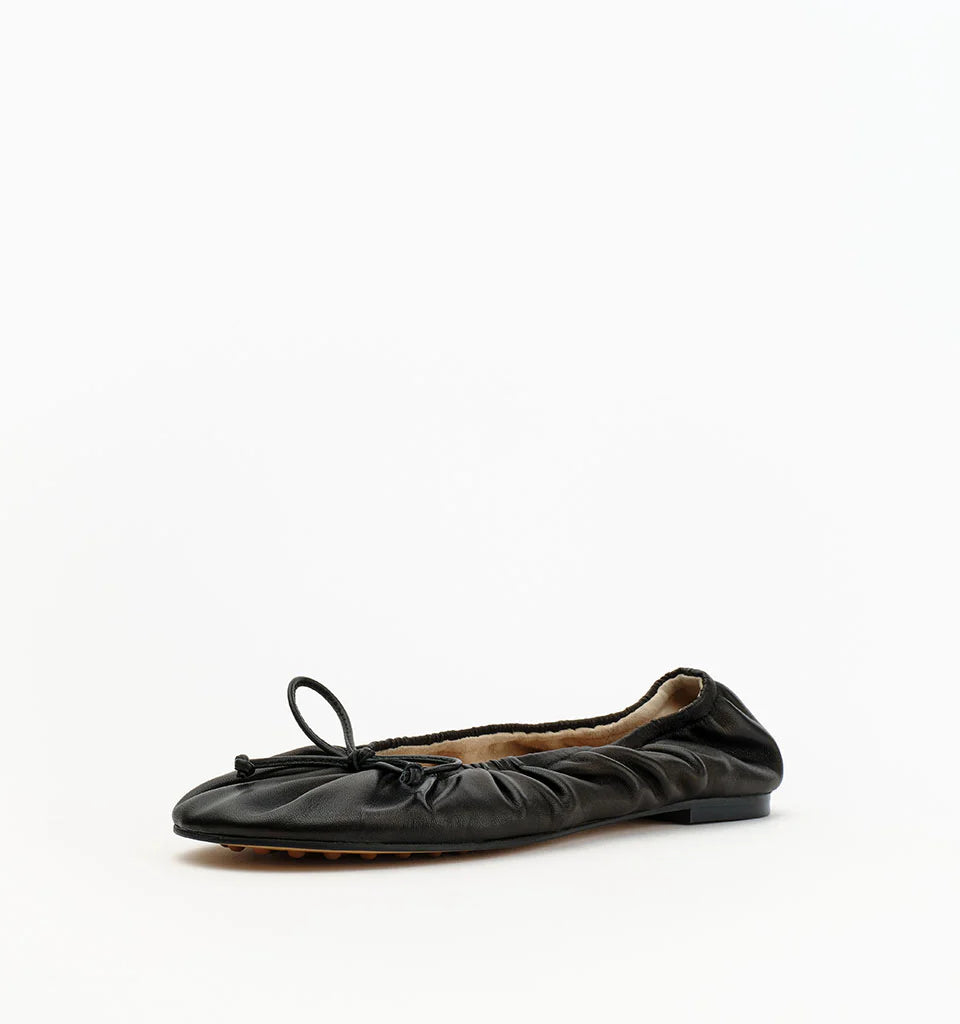 ALIAS MAE Womens Fyfe Leather Ballet Flats in Black