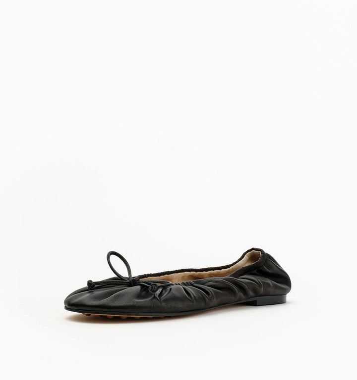 ALIAS MAE Womens Fyfe Leather Ballet Flats in Black