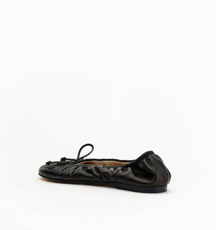ALIAS MAE Womens Fyfe Leather Ballet Flats in Black