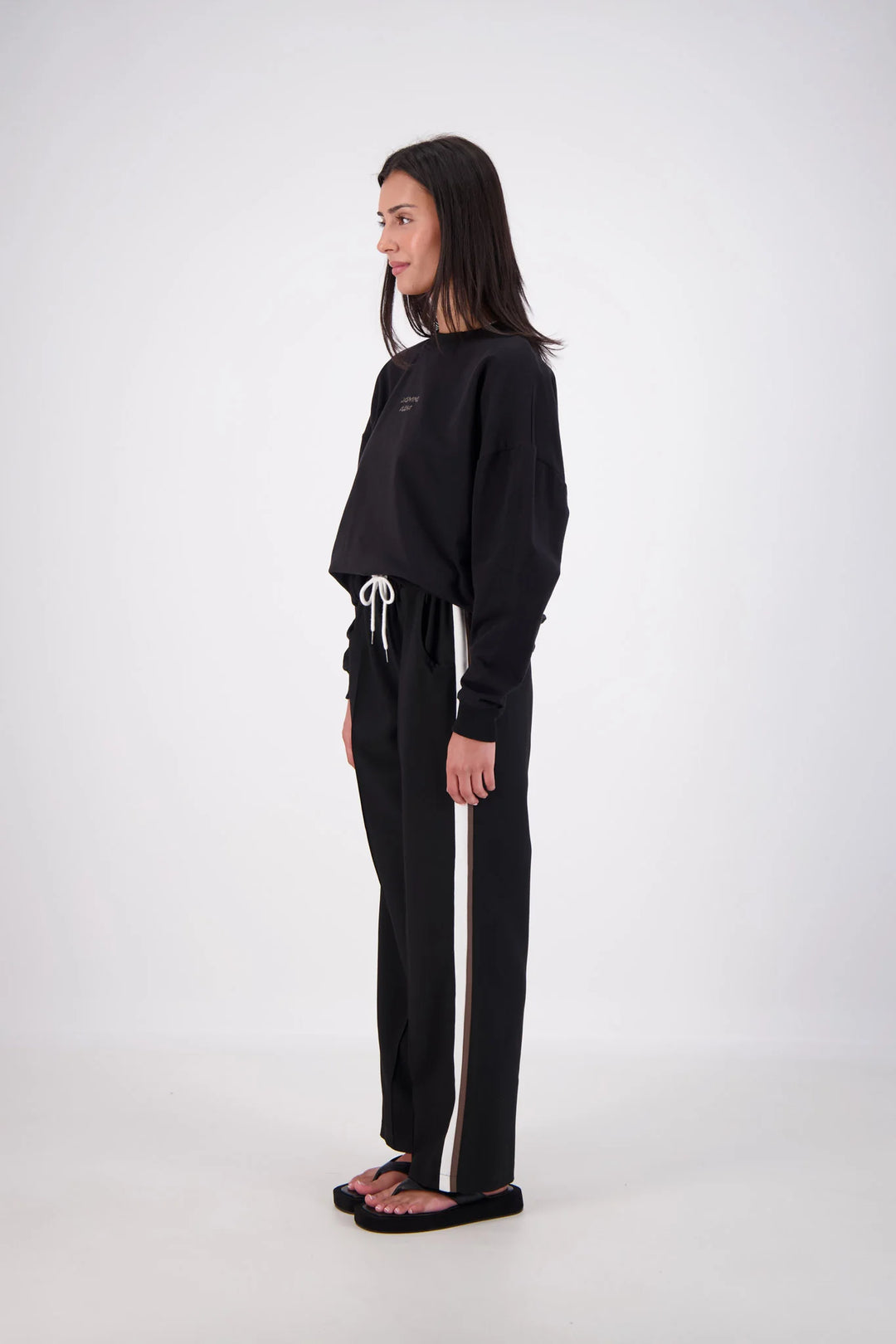 JASMINE ALEXA Womens Relaxed Crew Neck Sweatshirt in Black