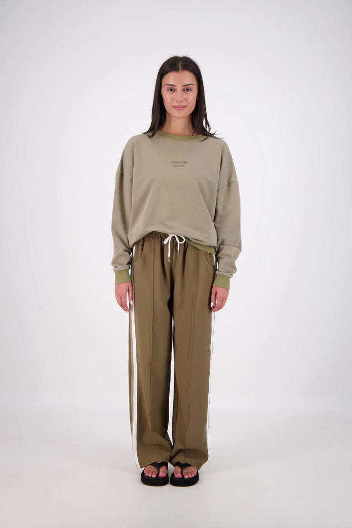 JASMINE ALEXA Womens Relaxed Crew Neck Sweatshirt in Olive