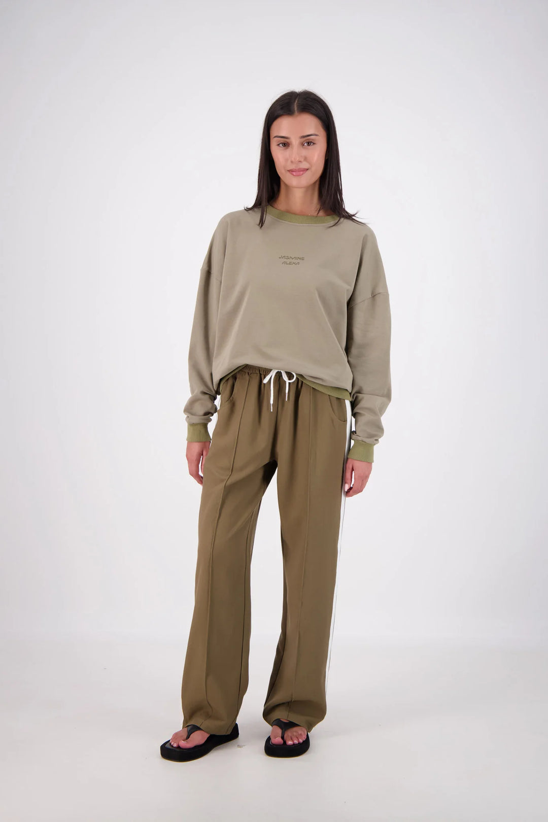 JASMINE ALEXA Womens Relaxed Crew Neck Sweatshirt in Olive