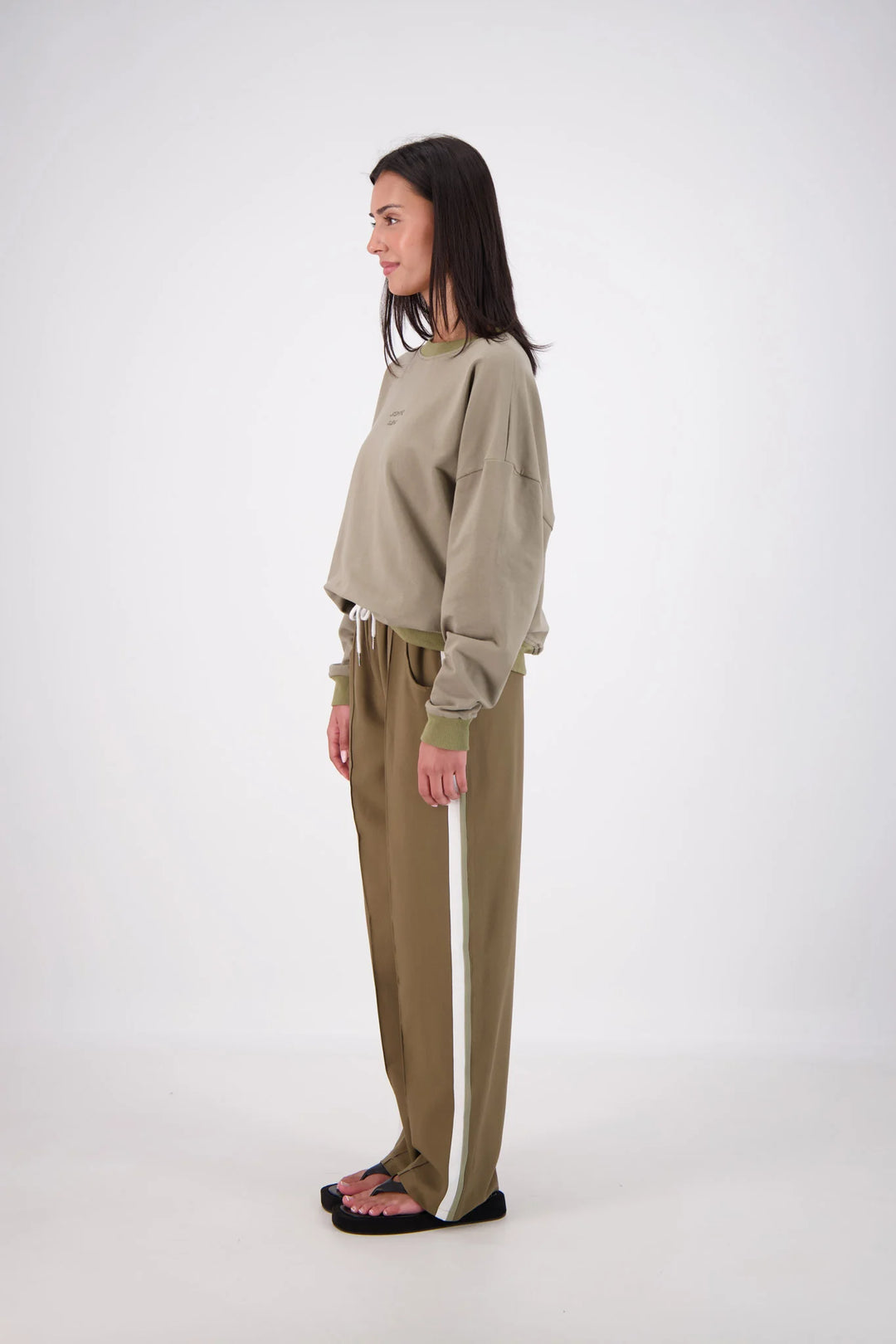 JASMINE ALEXA Womens Relaxed Crew Neck Sweatshirt in Olive