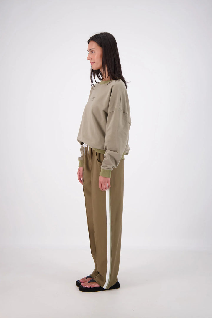 JASMINE ALEXA Womens Relaxed Crew Neck Sweatshirt in Olive