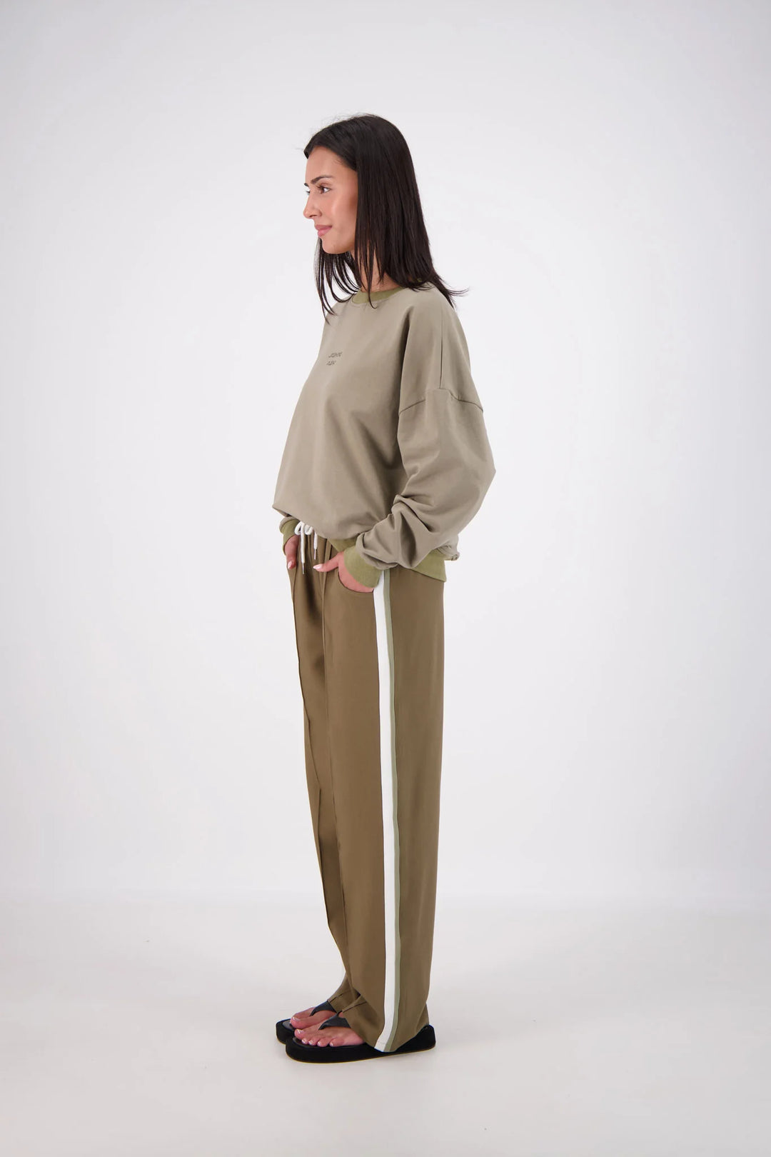 JASMINE ALEXA Womens Relaxed Crew Neck Sweatshirt in Olive