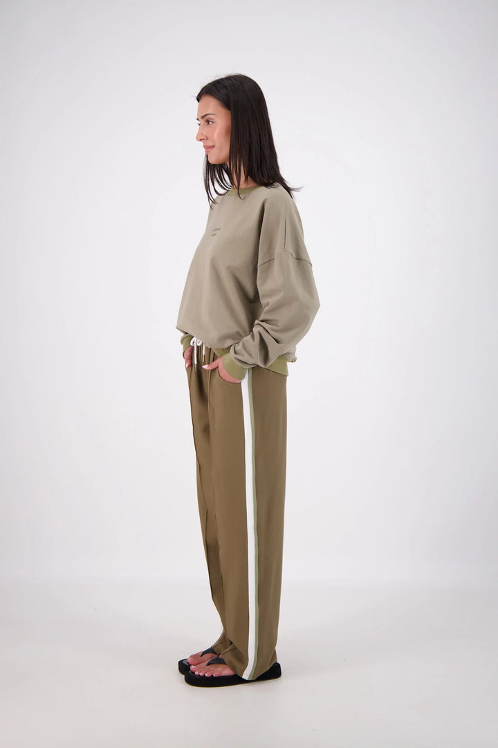 JASMINE ALEXA Womens Relaxed Crew Neck Sweatshirt in Olive