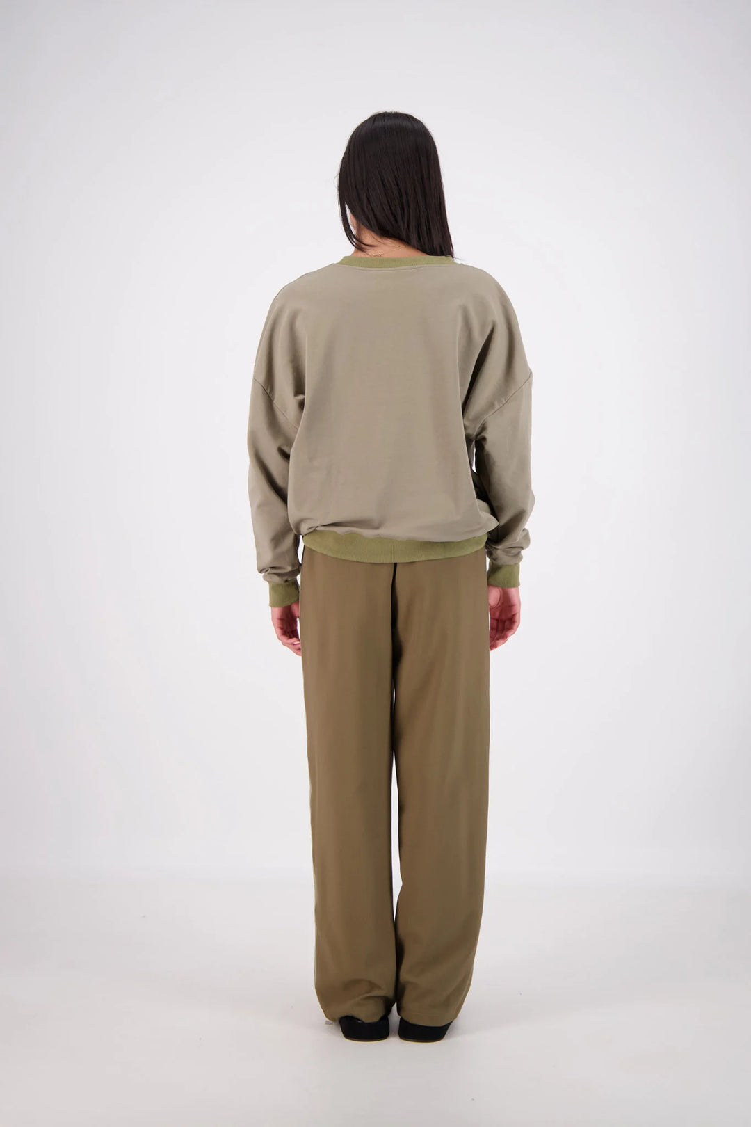 JASMINE ALEXA Womens Relaxed Crew Neck Sweatshirt in Olive