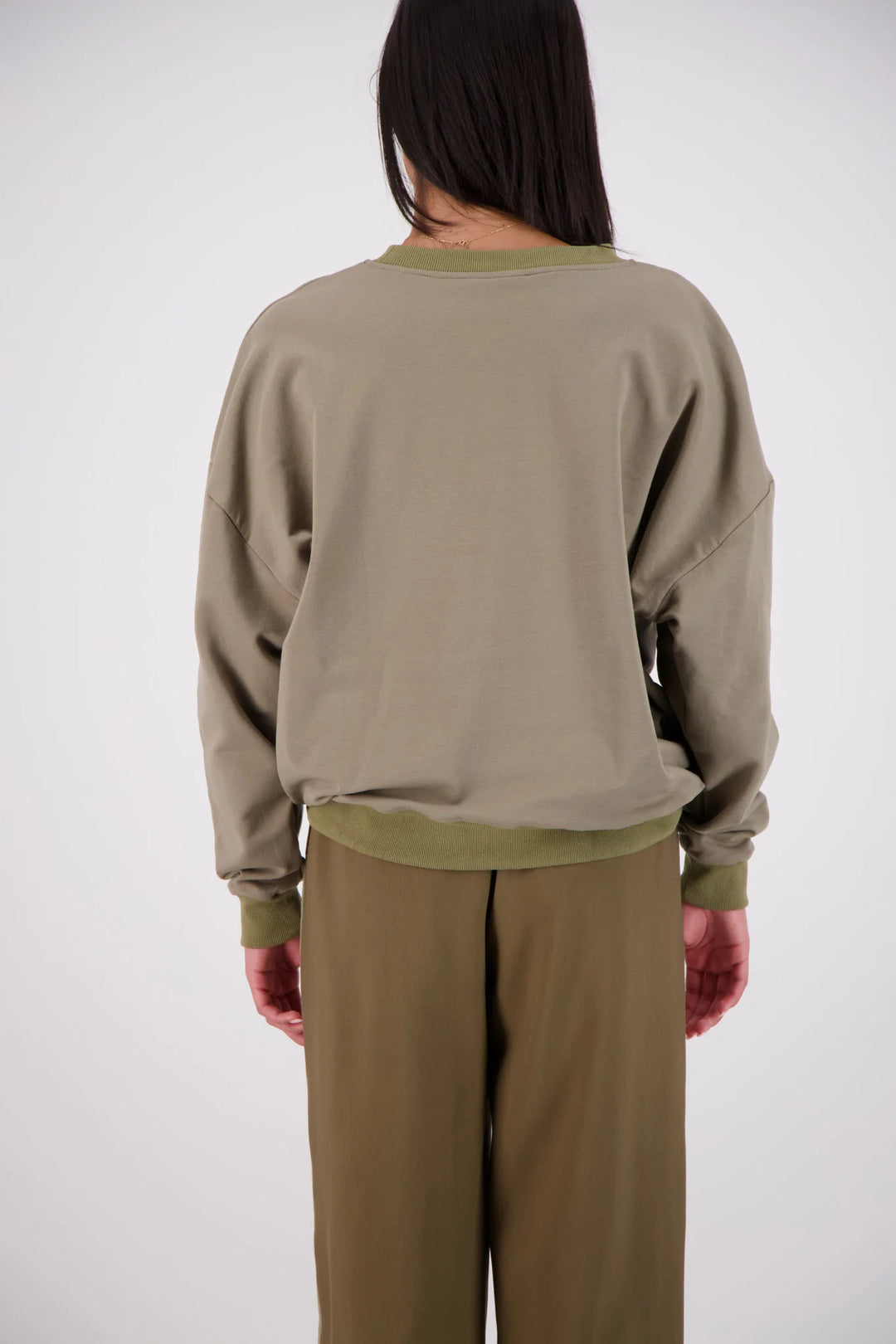 JASMINE ALEXA Womens Relaxed Crew Neck Sweatshirt in Olive
