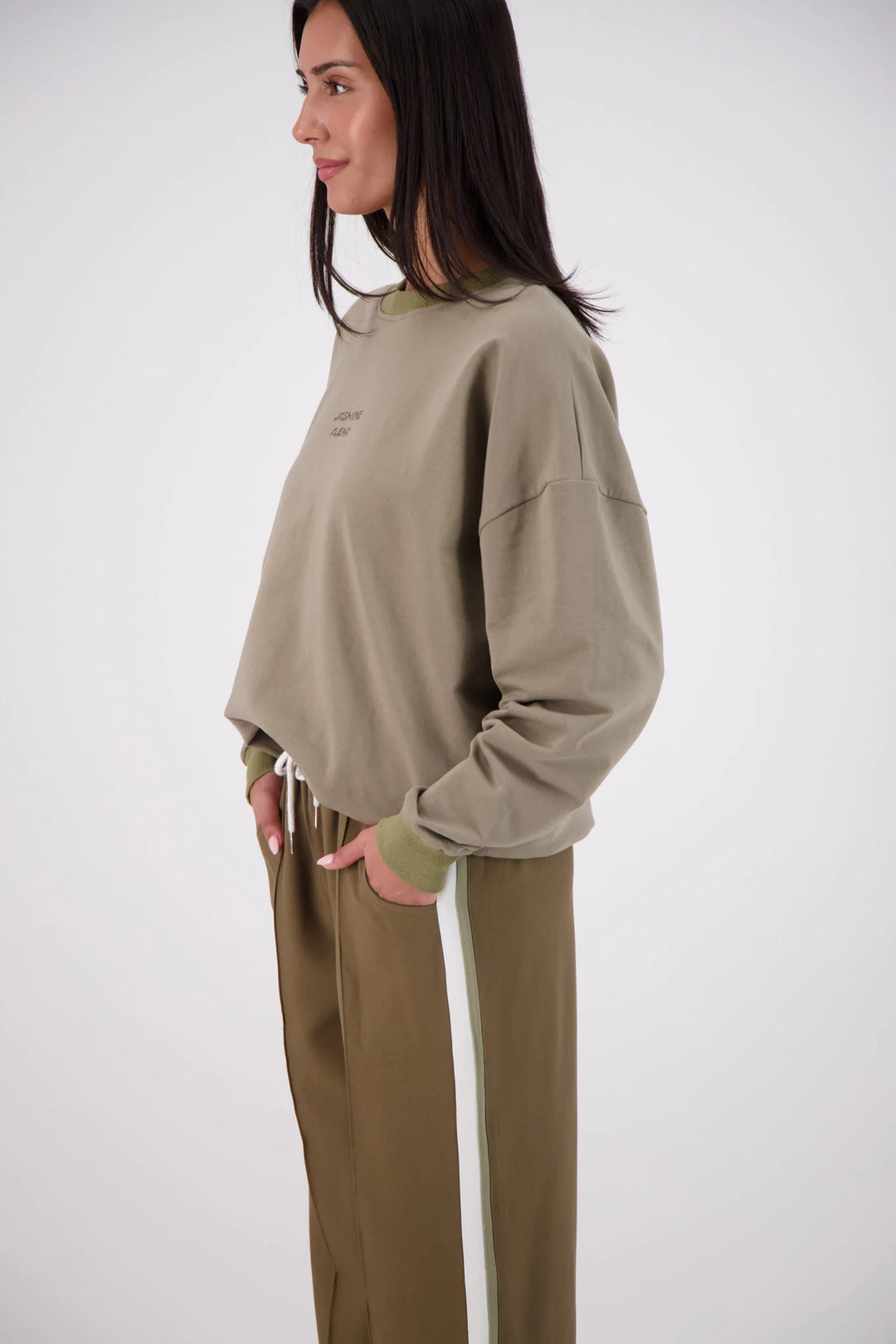 JASMINE ALEXA Womens Relaxed Crew Neck Sweatshirt in Olive