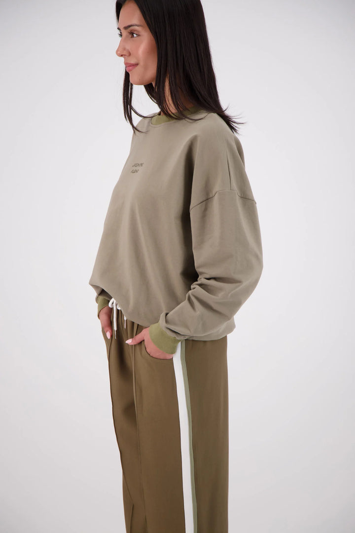JASMINE ALEXA Womens Relaxed Crew Neck Sweatshirt in Olive