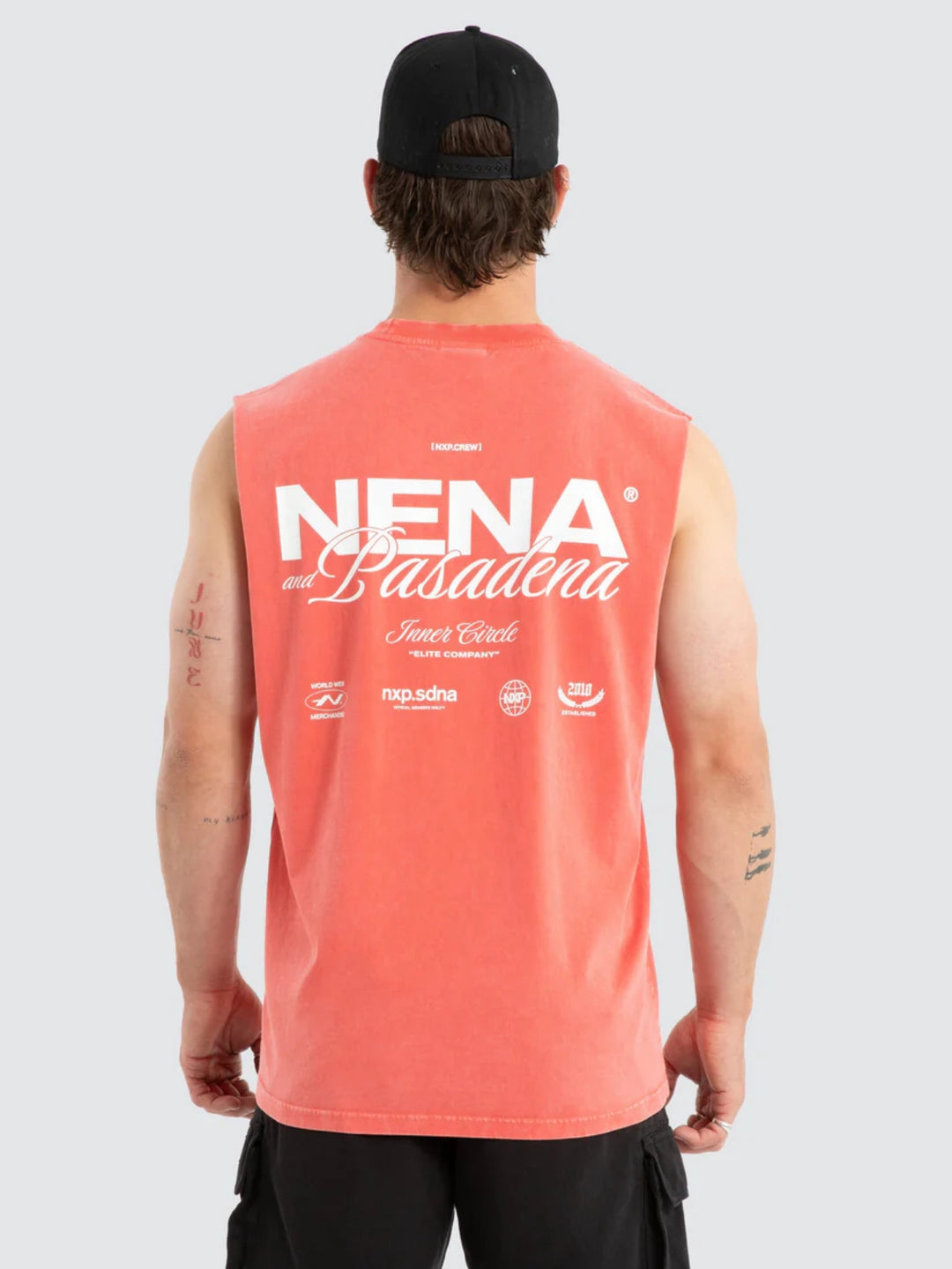NENA & PASADENA Mens Demand Relaxed Muscle Tee in Acid Wash Cayenne